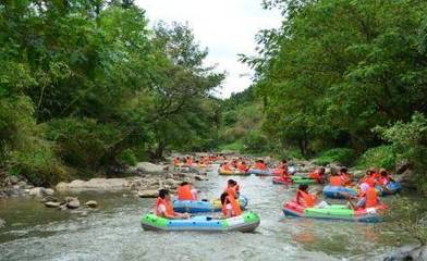 旅游重頭戲漂流登場，機(jī)車美女共慶月亮灣房車開營